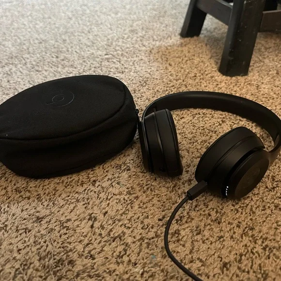 Black Beats SOLO3 Wireless Headphones with Case & charger